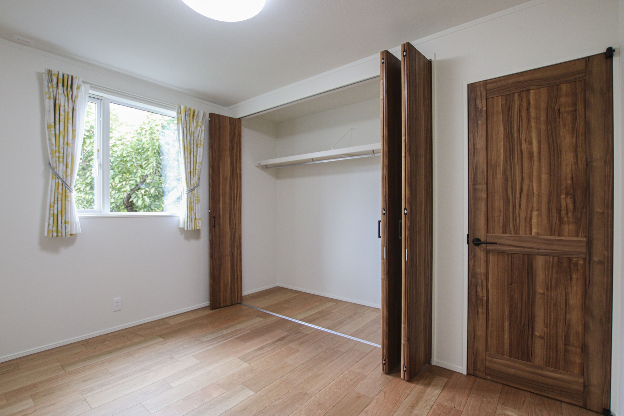 建具が印象的な洋室