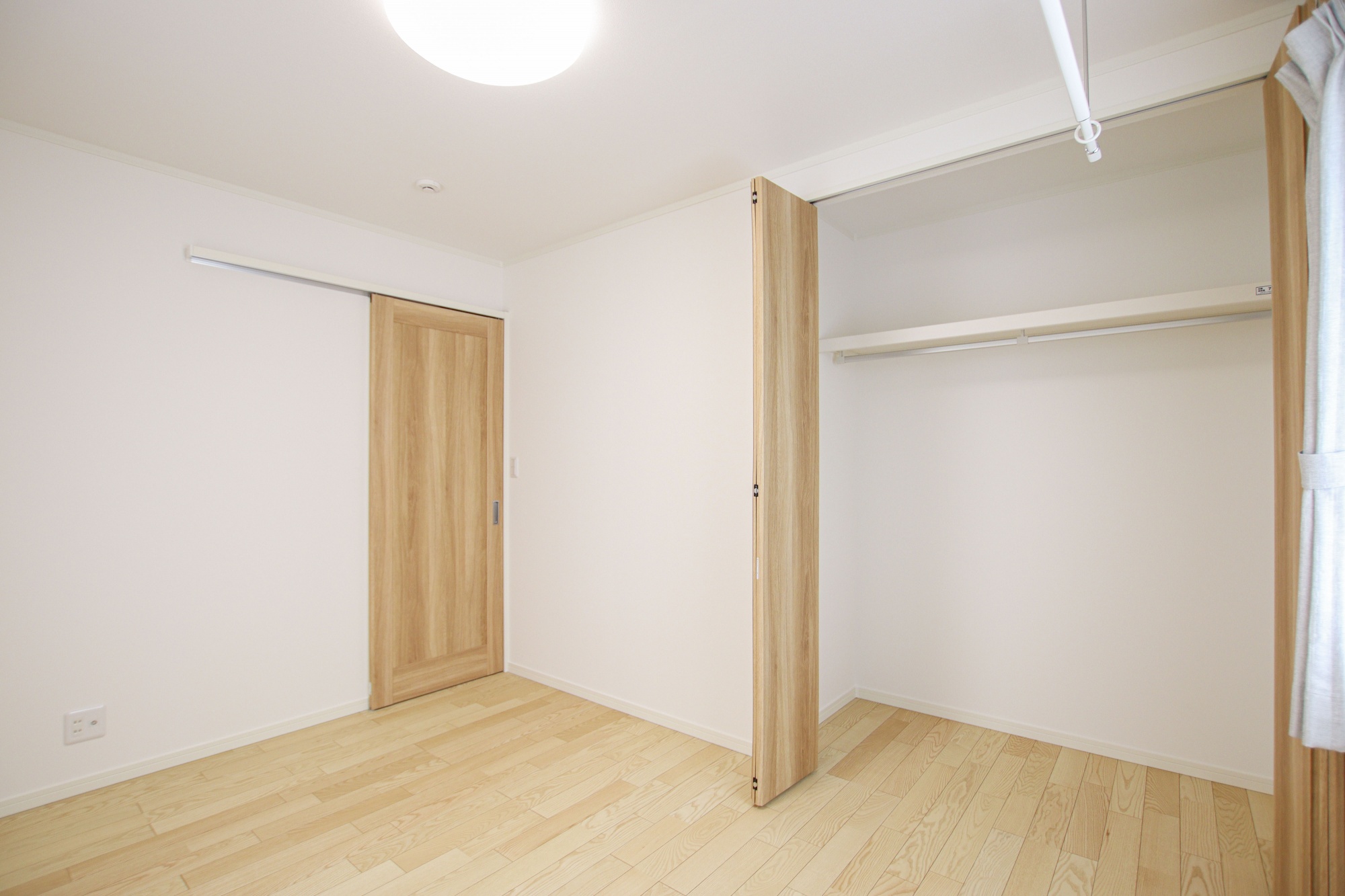 洗濯物を干すことができる6帖の洋室