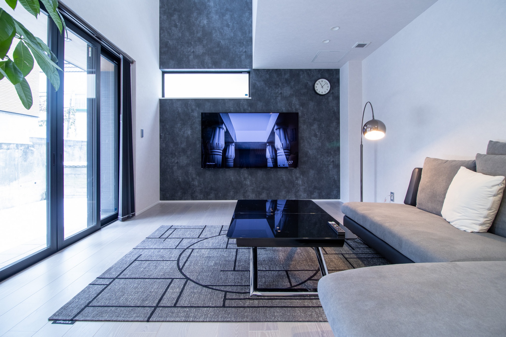 オープン階段とブラックアクセントが映えるシックモダンな住まい