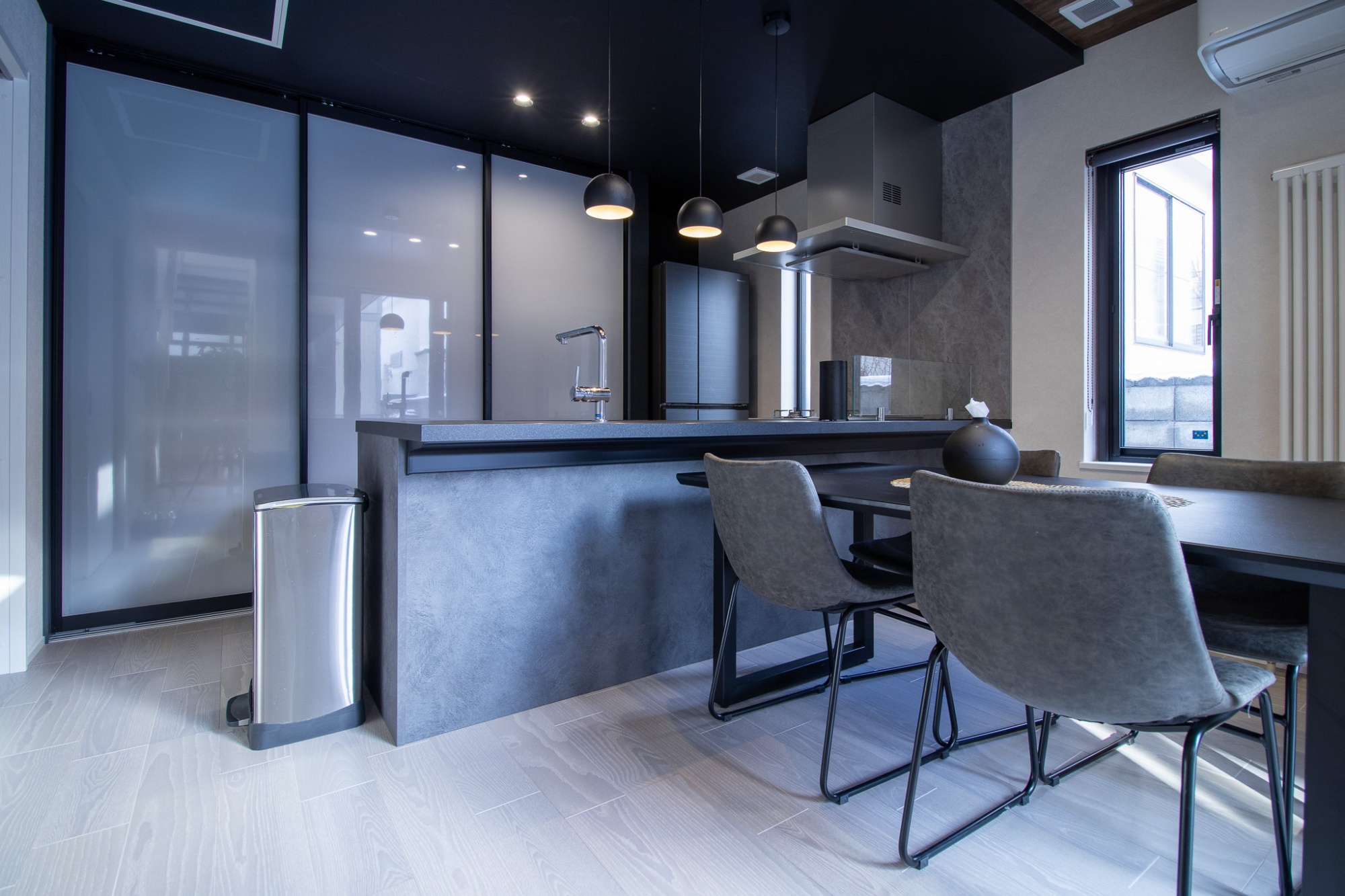 オープン階段とブラックアクセントが映えるシックモダンな住まい