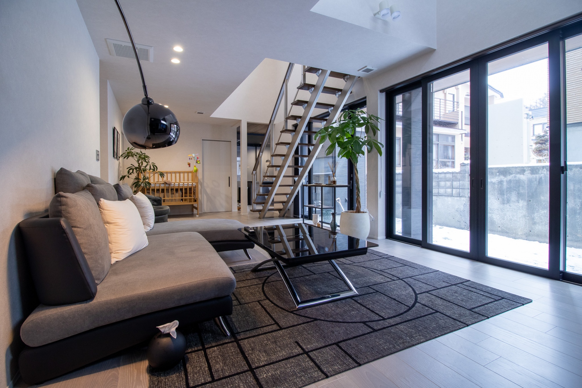 オープン階段とブラックアクセントが映えるシックモダンな住まい